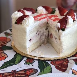 La Creme Bakery - 8" Strawberry Short Cake