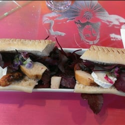 Sandwich Barnabé (blanc de poulet + miel + salade + baies rouges + fleurs de saison)