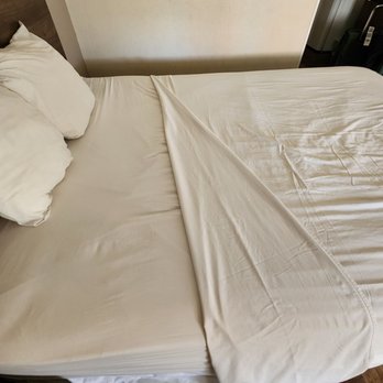 Hotel Extended Suites - Bed with only bed sheets, no comforter.  Blanket was in the closet. - Hotels Near Me - Ciudad Juárez, CHH