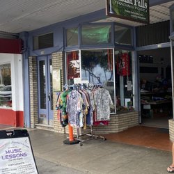 Akaka Falls Trading Post - Front entrance.