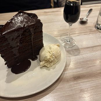 Elliott's Oyster House - Chocolate cake - Seafood Near Me - Seattle, Washington Elliott's Oyster House - Chocolate cake - Seafood Near Me - Seattle, Washington