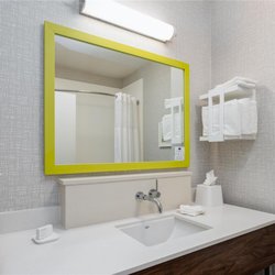 Hampton Inn & Suites Corsicana - Guest room bath
