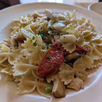 The Cheesecake Factory - Farfalle w Chicken & Roasted Garlic - Desserts Near Me - Sugar Land, Texas The Cheesecake Factory - Farfalle w Chicken & Roasted Garlic - Desserts Near Me - Sugar Land, Texas