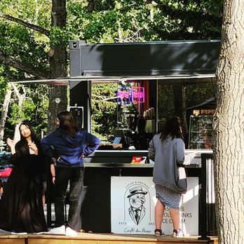 Cafe Du Parc - people ordering food from a food cart - Coffee & Tea Near Me - Calgary, Alberta Cafe Du Parc - people ordering food from a food cart - Coffee & Tea Near Me - Calgary, Alberta