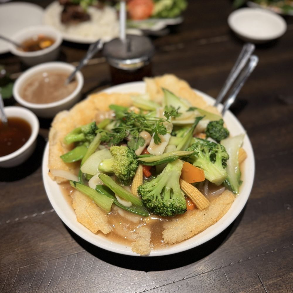 Favori Restaurant - Crispy noodle dish that was recommended by the server - Vietnamese Near Me - Garden Grove, California Favori Restaurant - Crispy noodle dish that was recommended by the server - Vietnamese Near Me - Garden Grove, California