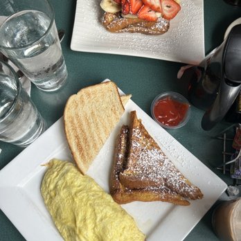 Roxanne Cafe - Veggie Omelet with Classic French Toast and Roxanne's French Toast. - Italian Near Me - San Francisco, California