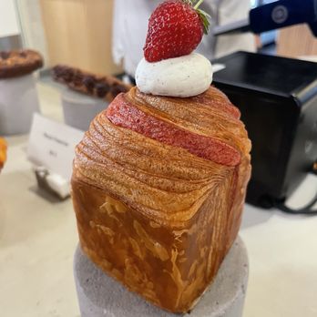 Parachute Bakery - Strawberries and cream cube - Cafes Near Me - San Francisco, California Parachute Bakery - Strawberries and cream cube - Cafes Near Me - San Francisco, California