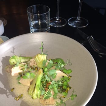 Restaurant Radio - Chicken with broccoli, pistachios, peas, pea shoots, chicken skin foam. Nicely made. - Scandinavian Near Me - Copenhagen, 84 Restaurant Radio - Chicken with broccoli, pistachios, peas, pea shoots, chicken skin foam. Nicely made. - Scandinavian Near Me - Copenhagen, 84