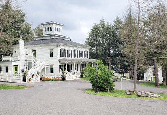 The Roxbury Hotel by null