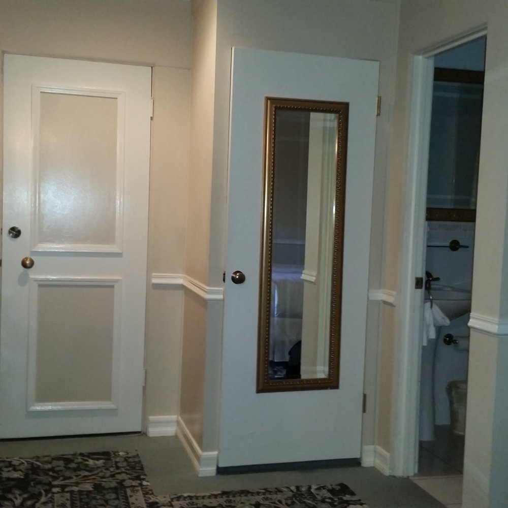 Coachman's Inn - Additional space leading to bathroom. - Hotels Near Me - Carmel, California