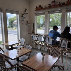 Cleo & Leo On Elm St - Lots of outdoor light and intimate seating