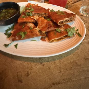 Earls Kitchen + Bar - New American Near Me - Miami, Florida