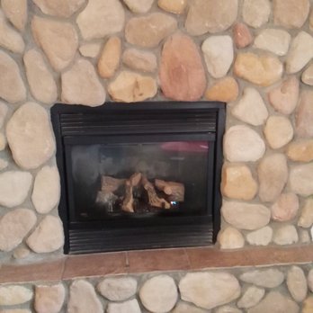 Creekside Lodge and Cabins - The fireplace is across from the hot tub!! So romantic!!! - Bed & Breakfast Near Me - Mayer, Arizona