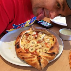 Tomatis Pizza - Bananas on a a pizza