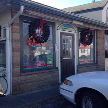 Dee's Deli - Tiny deli - Delis Near Me - Cranston, Rhode Island