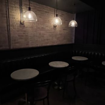 Brando's - Lincoln Park - Dark Seating - Karaoke Near Me - Chicago, Illinois