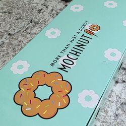 mochinut - The box,  holds three mochi