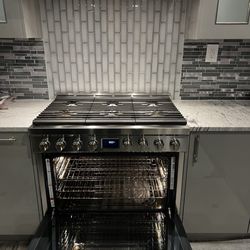 Gringer & Sons Appliance - Inside View: Frigidaire Professional Gas Range 4-22-2024