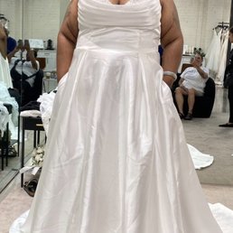 The hidden pockets and the pearl beading on the bust !!