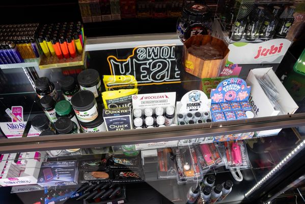 Reseda Smokes, 8452 Reseda Blvd, Northridge, CA 91324, US - MapQuest