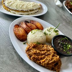 Sabor Venezolano Katy - CACHAPA CON QUESO Y PABELLON CRIOLLO .! DEMASIADO BUENO