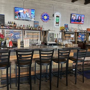 Quinto Patio - Bar - Bars Near Me - Smithville, Texas