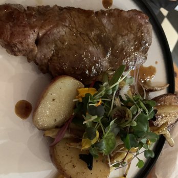 Chez Temporel - Steak with haricot vertes and potatoes - French Near Me - Quebec City, Quebec Chez Temporel - Steak with haricot vertes and potatoes - French Near Me - Quebec City, Quebec