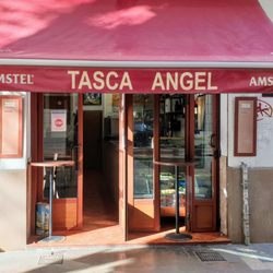 Tasca Ángel - Hola a todos, de momento seguimos aquí y sin nuestra barra, pero tenemos mesas altas dentro y fuera, os esperamos ;)