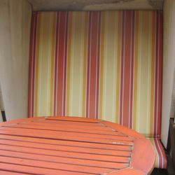 Ingos Grill - Außenbereich mit in die Jahre gekommenden Strandkorb
