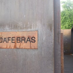 Le Café Bras - Entrada a Le Café Bras en el Museo Soulages de Rodez. Un edificio de los arquitectos RCR