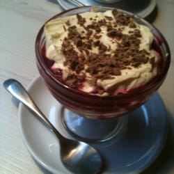 Tiramisu z malinami.