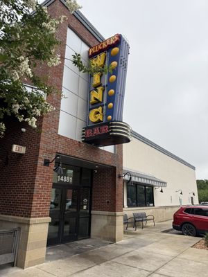 Pluckers Wing Bar by null