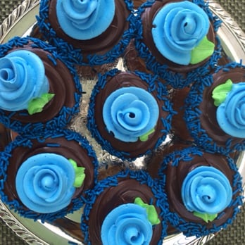 Dimare Pastry Shop - chocolate and vanilla cupcakes with cream filling, fudge frosting and buttercream flowers. mmmmmm! - Bakeries Near Me - Riverside, Connecticut Dimare Pastry Shop - chocolate and vanilla cupcakes with cream filling, fudge frosting and buttercream flowers. mmmmmm! - Bakeries Near Me - Riverside, Connecticut