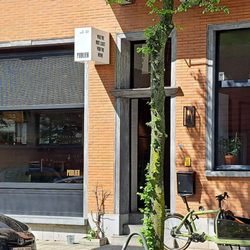 Publiek - De bescheiden buitenkant,met bordje:"Je bent niet verdwaald,je bent hier."/Unassuming exterior,"You're not lost,you're here." 2023 05 16.M1