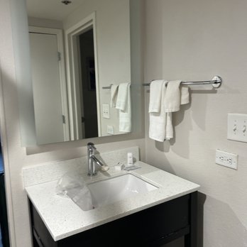 La Quinta Inn & Suites - Sink-separate from toilet and bath - Hotels Near Me - Baltimore, Maryland La Quinta Inn & Suites - Sink-separate from toilet and bath - Hotels Near Me - Baltimore, Maryland