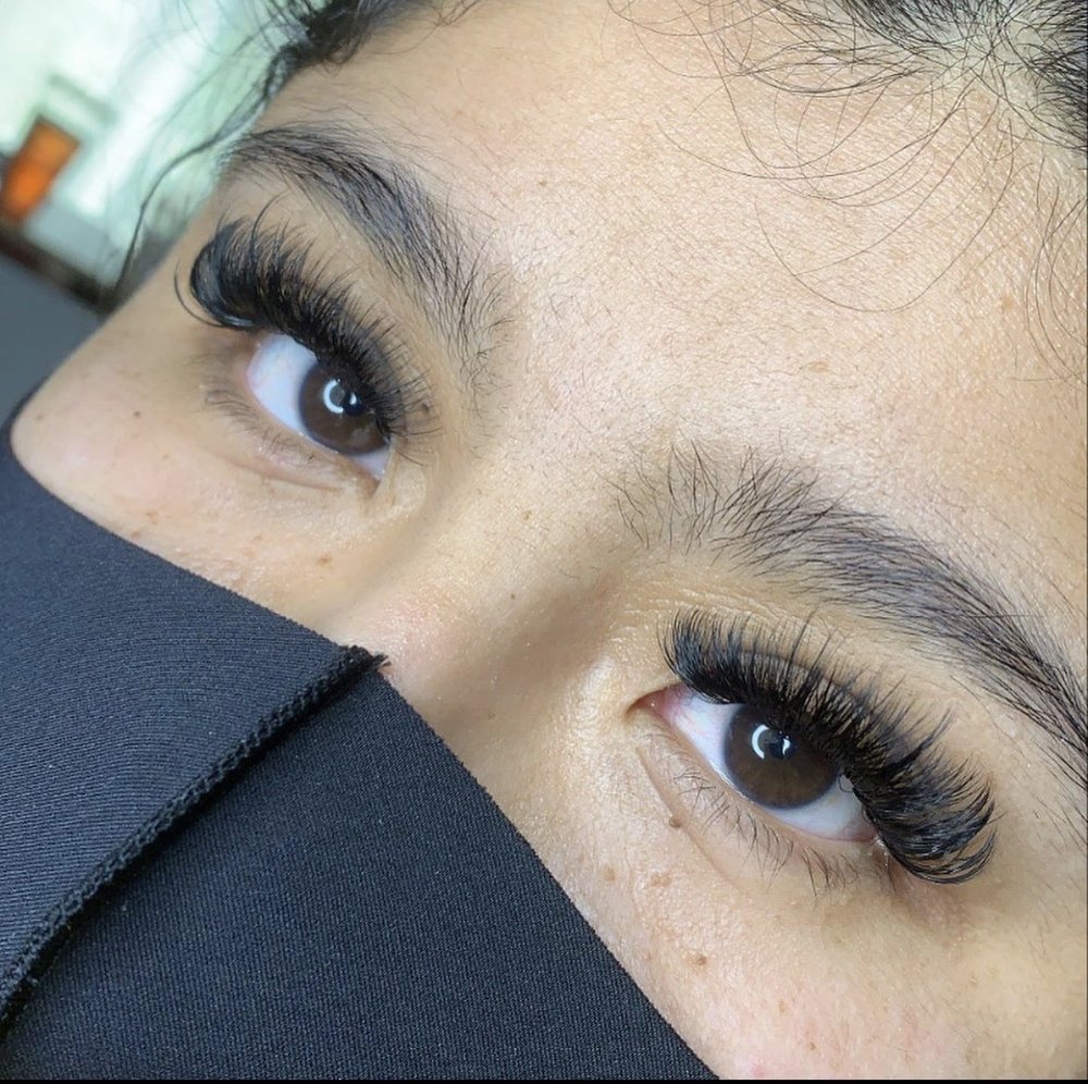 Lashed By Yennni Logo