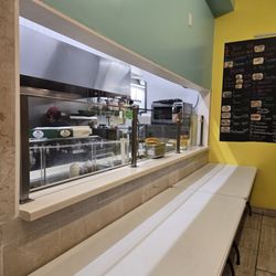 El Taco Riendo - The window to watch them make your order.