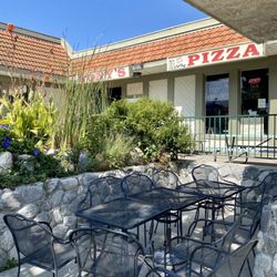 Tony's New York Pizza - Patio in the front