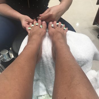 VIP Nails - They use those spongy toe separates, not tissue. - Nail Salons Near Me - Tucker, Georgia