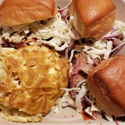 Ohana Q - Pulled pork sliders with smoked mac n cheese