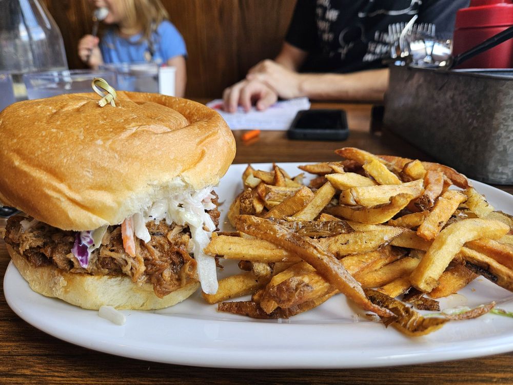 Sisters Saloon & Ranch Grill