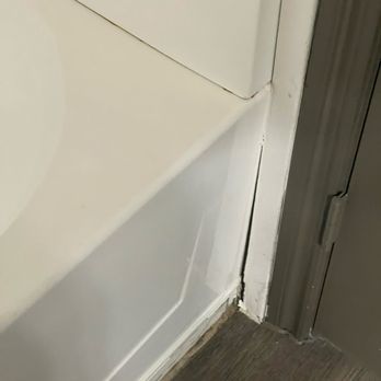 Blanco River Lodge - Bathtub pushed in from wall - Apartments Near Me - San Marcos, Texas Blanco River Lodge - Bathtub pushed in from wall - Apartments Near Me - San Marcos, Texas