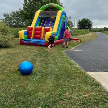 Stateline Bounce House Rentals - Setting up - Bounce House Rentals Near Me - Rockton, Illinois Stateline Bounce House Rentals - Setting up - Bounce House Rentals Near Me - Rockton, Illinois