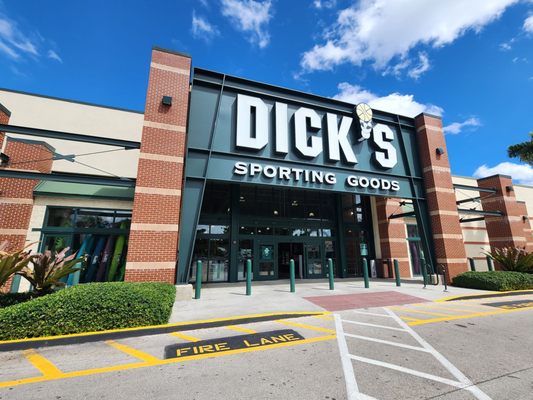 DICK'S Sporting Goods by null
