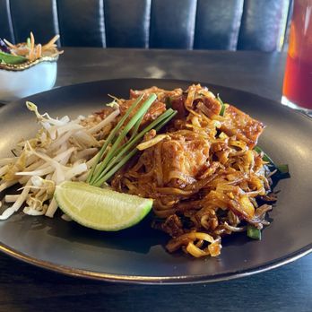 Som Dee Thai Kitchen & Bar - Lunch Special Pad Thai - Thai Near Me - Denver, Colorado