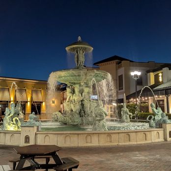 Dellagio Town Center - The centerpiece of the plaza, their famous fountain. Great when eating outdoors, or waiting for your seat. - Shopping Centers Near Me - Orlando, Florida Dellagio Town Center - The centerpiece of the plaza, their famous fountain. Great when eating outdoors, or waiting for your seat. - Shopping Centers Near Me - Orlando, Florida