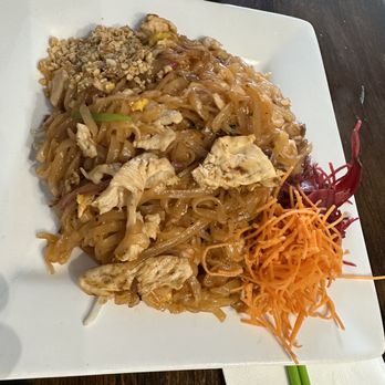 Delish Thai Kitchen - Pad Thai Noodle - Thai Near Me - North Hollywood, California
