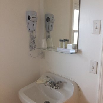 Kittery Inn and Suites - Clean bathroom - Hotels Near Me - Kittery, Maine Kittery Inn and Suites - Clean bathroom - Hotels Near Me - Kittery, Maine