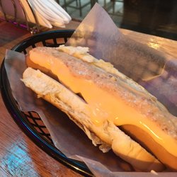 Sösich Haute Dogs - Salchicha alemana con cheddar fundido y salsa de bacon.