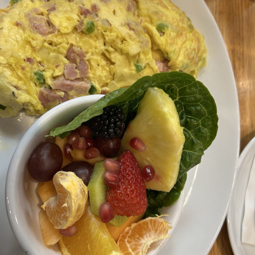 Mad Rooster Cafe - Milwaukee - Denver omelet and fruit - Cafes Near Me - West Milwaukee, Wisconsin Mad Rooster Cafe - Milwaukee - Denver omelet and fruit - Cafes Near Me - West Milwaukee, Wisconsin